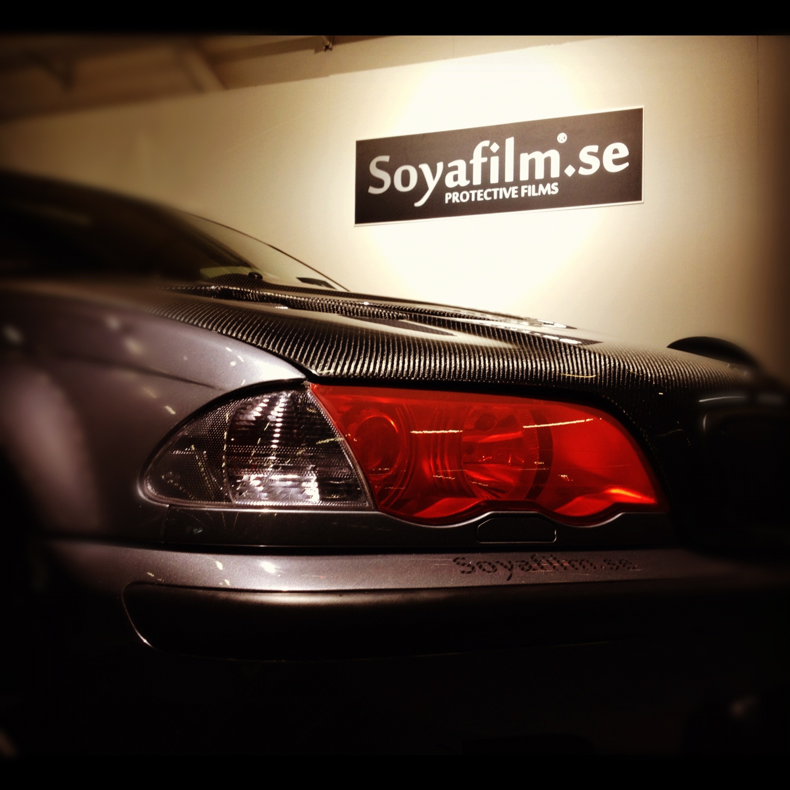 soyafilm-sponsrar-solfilm-stralkastarfilm-kolfibervinyl-maxxxad-monter-elmia-2012-garaget.se-maxxxad-04 soyafilm-sponsrar-solfilm-stralkastarfilm-kolfibervinyl-maxxxad-monter-elmia-2012-garaget.se-maxxxad-04